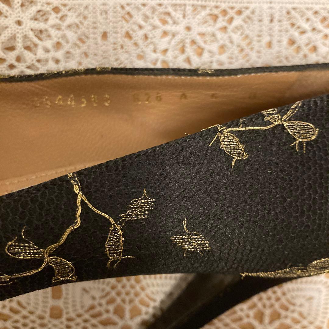 Ferragamo 黒金花柄 オープントゥヒール サイズ6 / 2B - メルカリ