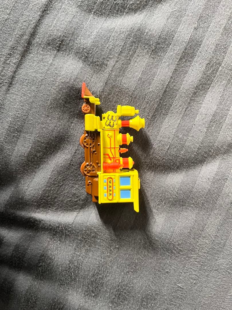 黄色の蒸気機関車ミニカー