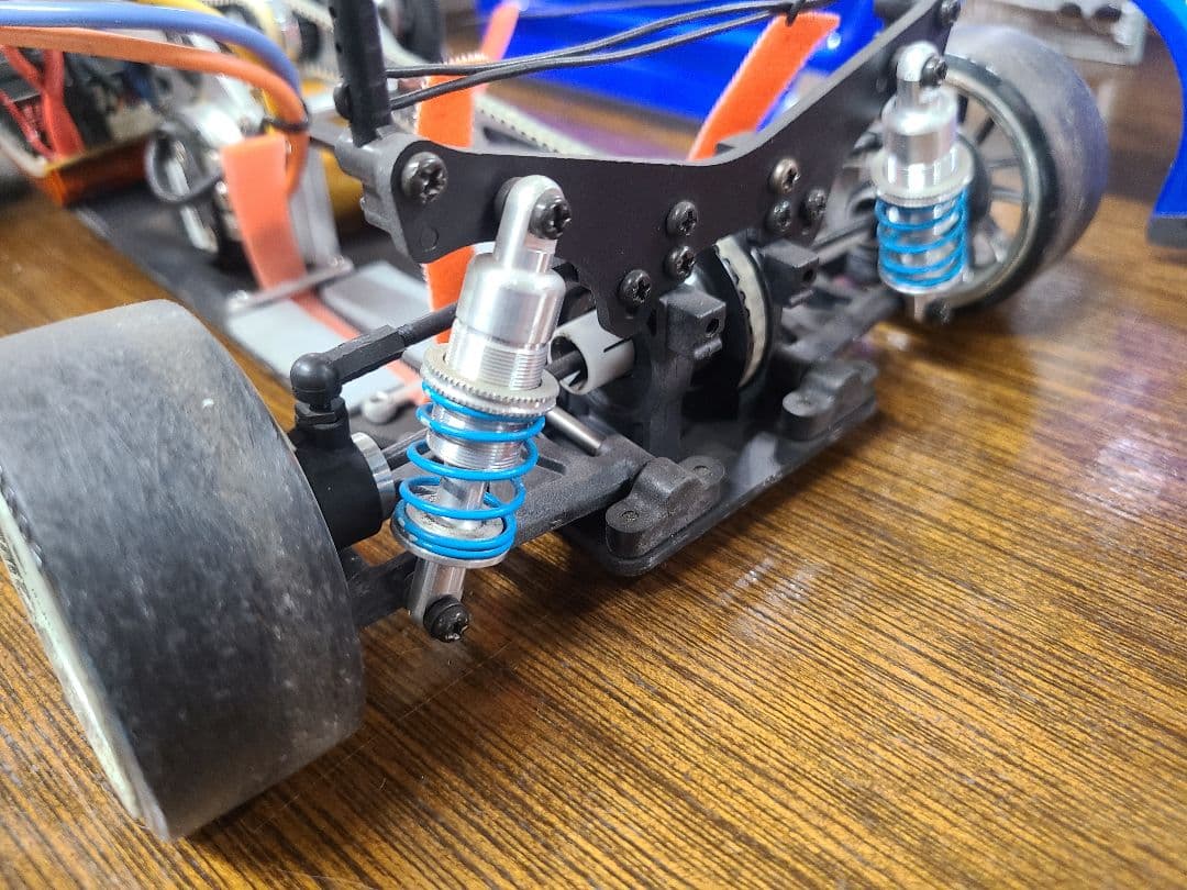 ラジコンカーとFutabaコントローラー