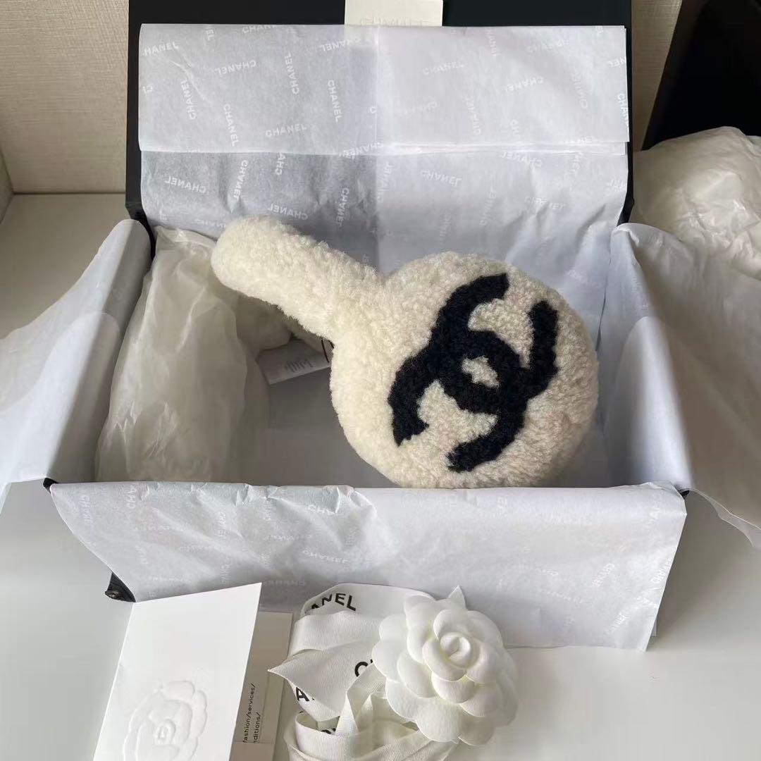 25B CHANEL シャネル　イヤーマフ　白 25B【BLACKPINKジェニー愛用】CHANEL イヤーマフ 関税なし (CHANEL