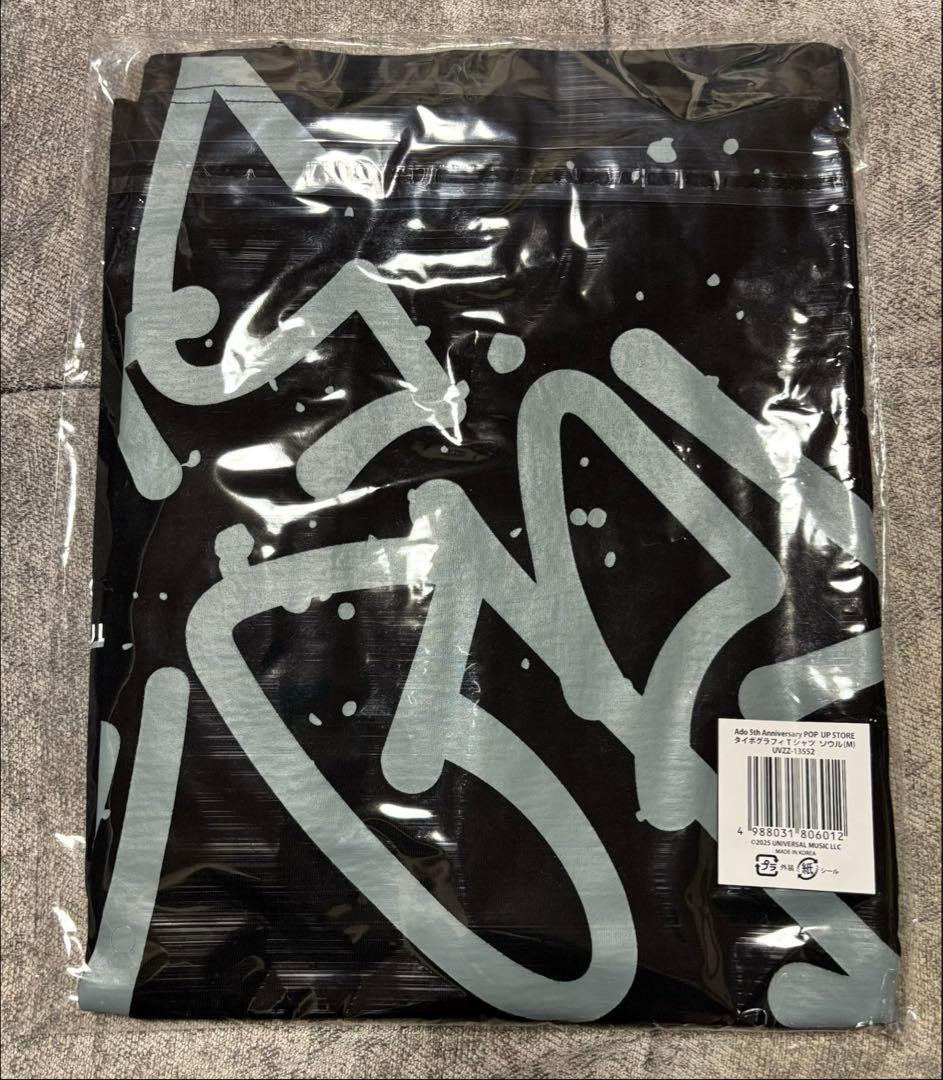 【新品】Ado5htポップアップタイポグラフィTシャツ韓国ソウル限定(Mサイズ)