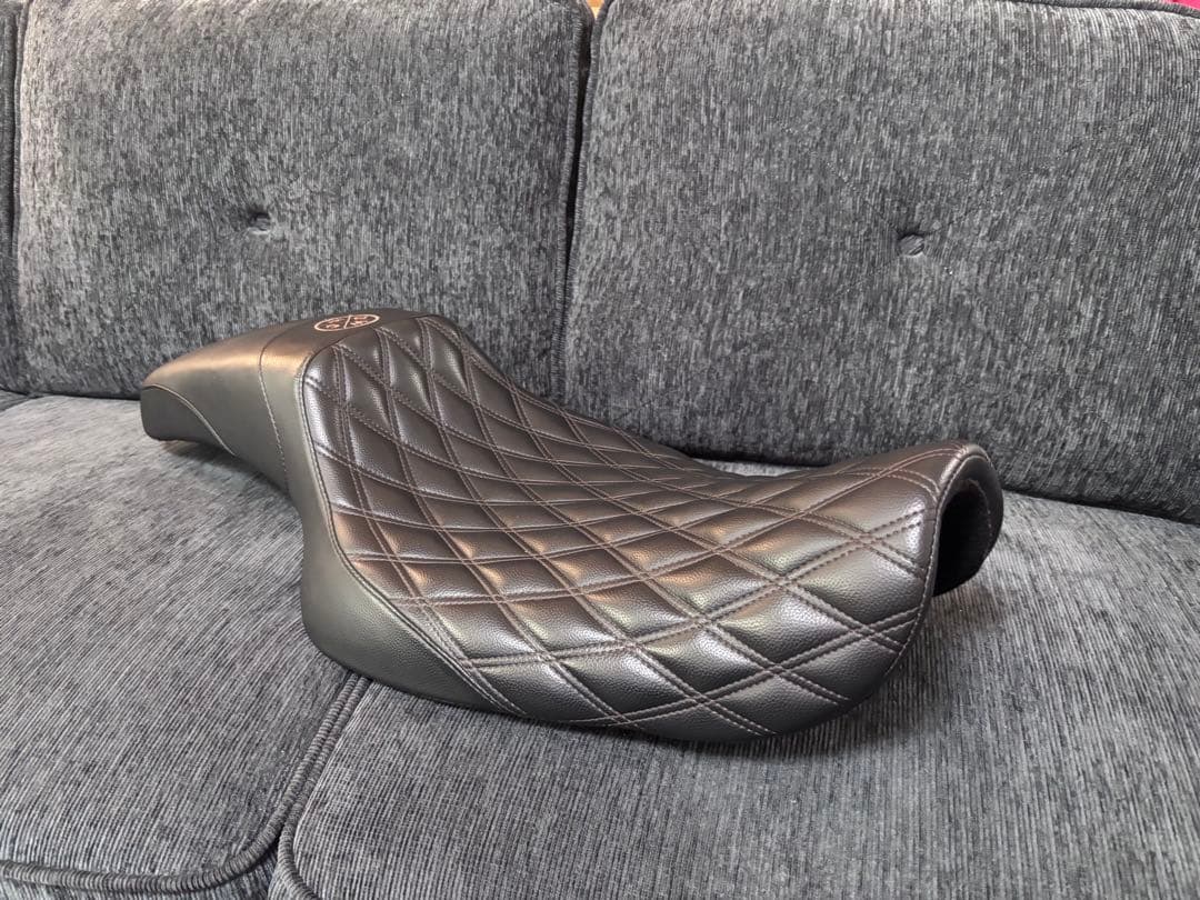 スポーツスターシートWhiplashSLIPSTREAM SEAT - メルカリ