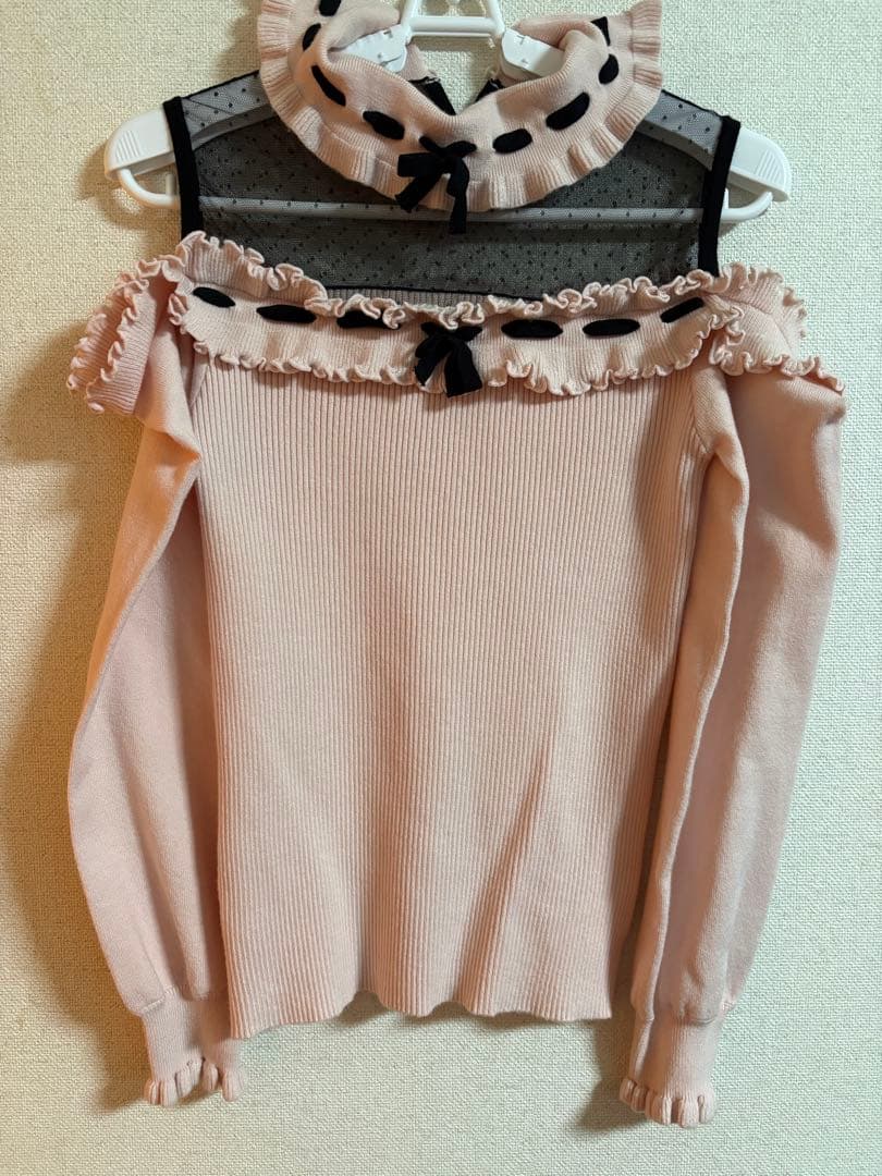 ハニーミュウ ドットチュール肩あきフリルトップス - メルカリ