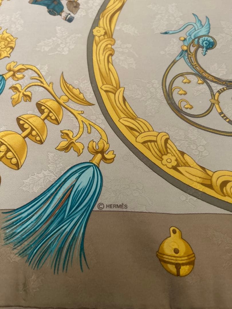 エルメススカーフ カレ90/柄名:羽根飾りと鈴《ジャガード地》