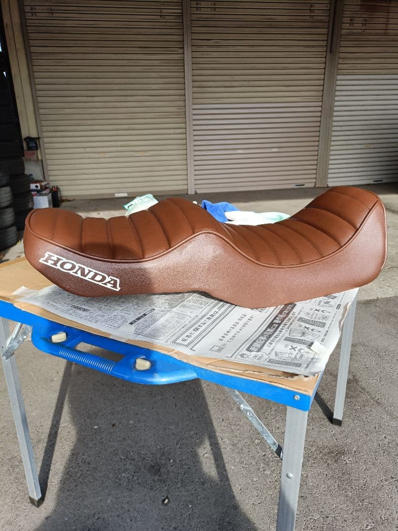 CB750 rc42 カスタムシート 斜め枠HONDAロゴ（アイボリー系色） - メルカリ