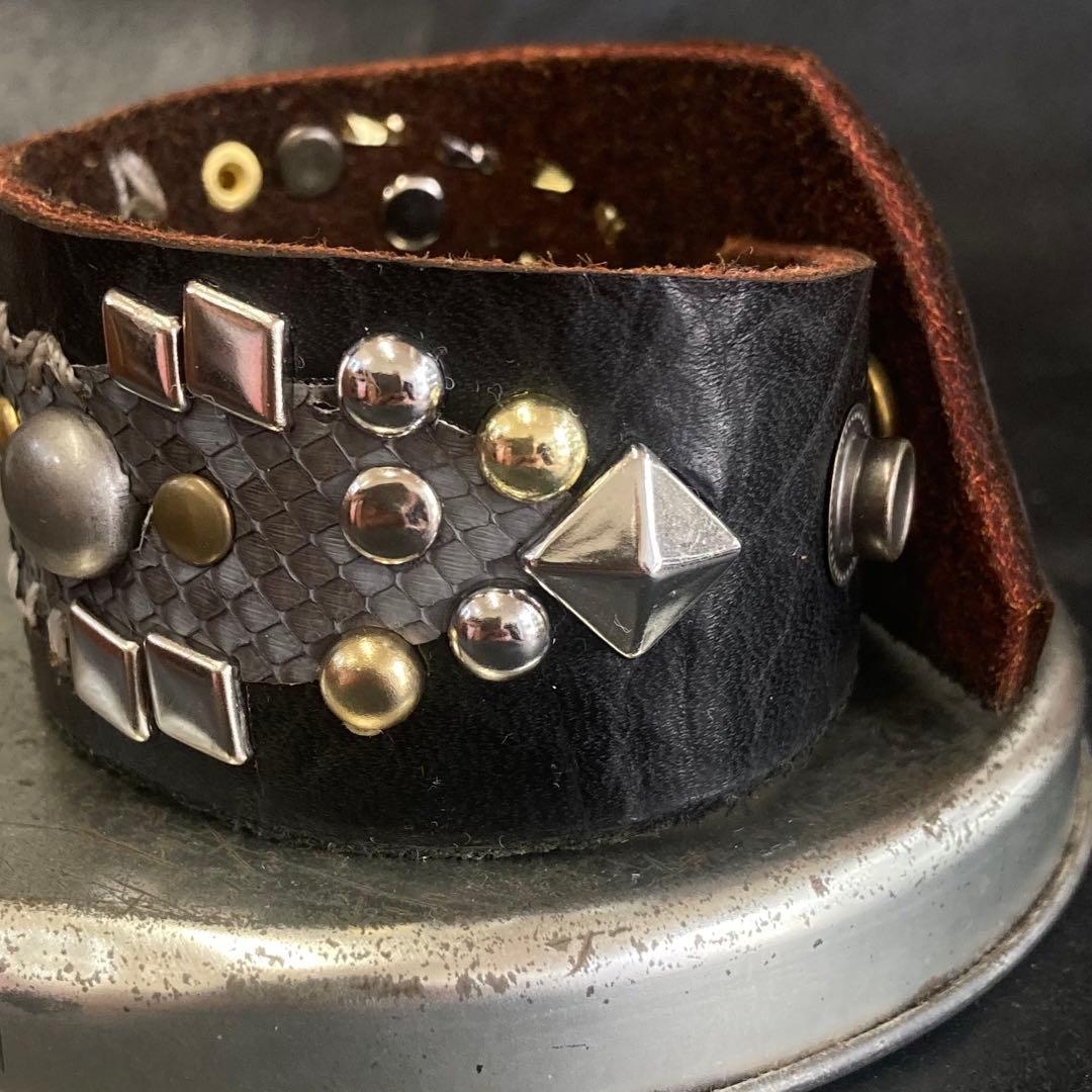 パイソンスタッズブレスレット2 kmrii gundaお好き方 - メルカリ