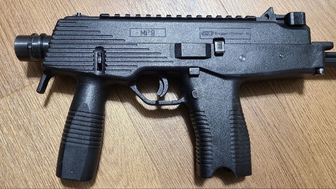 ジャンク KSC MP9 ガスブロバックエアガントイガン18禁 マガジン１本付き