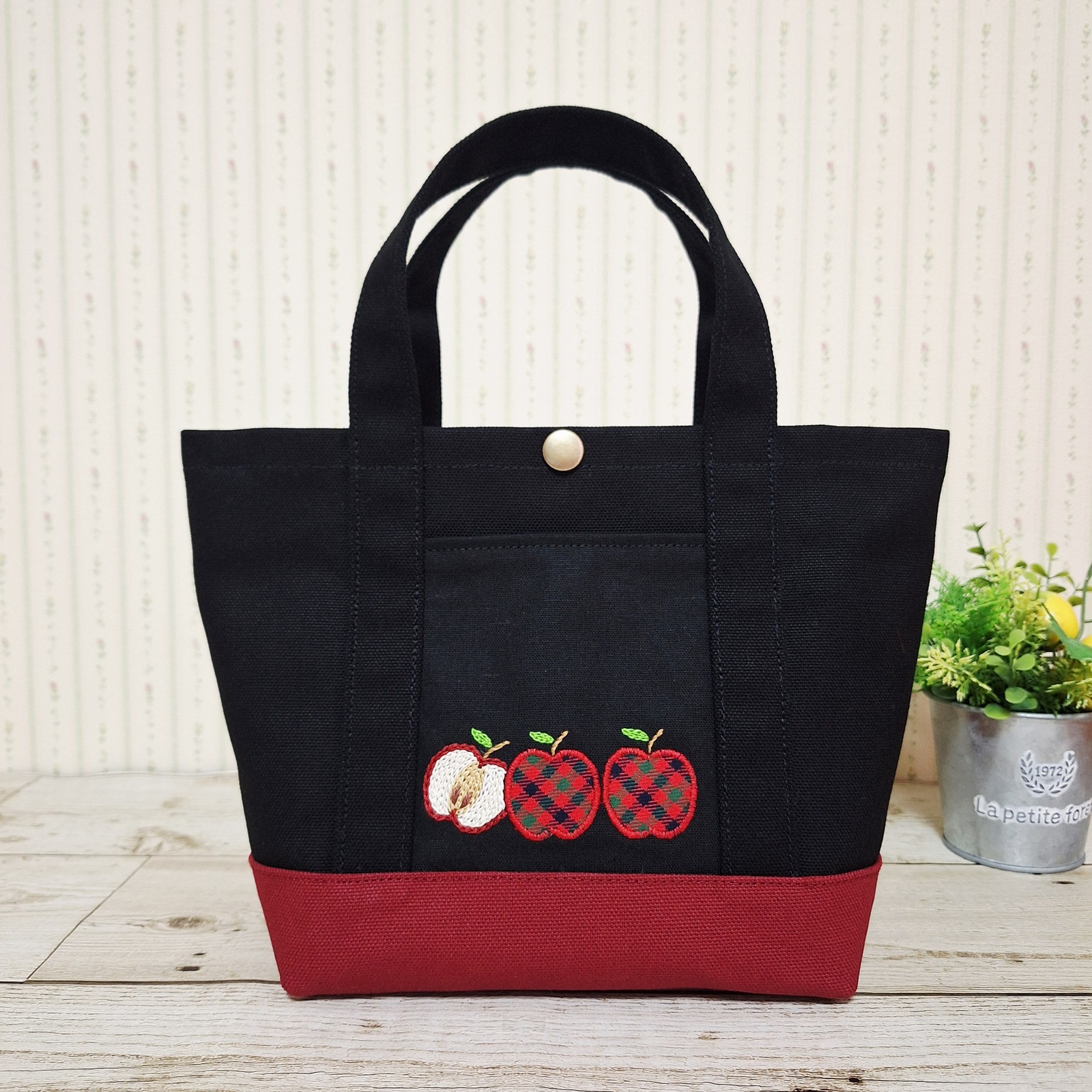 ファミリアチェックりんご刺繍帆布バッグ - KOYO-KOYO'S GALLERY