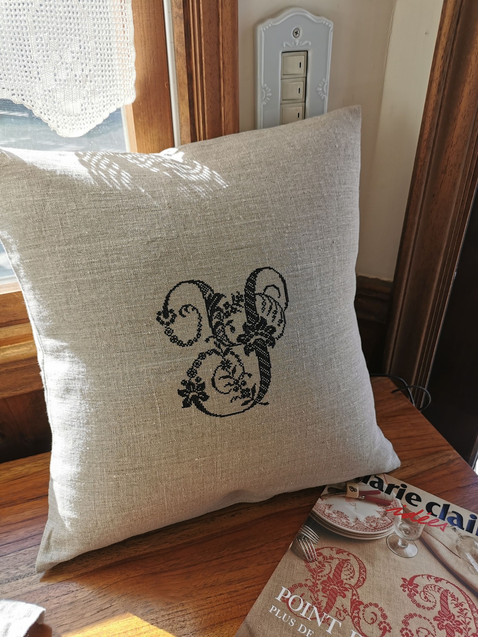 アンティーク クロスステッチ フレンチモノグラム 刺繍 クッション