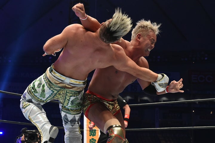 新日本オカダ・カズチカが久々のレインメーカーを繰り出しオスプレイ