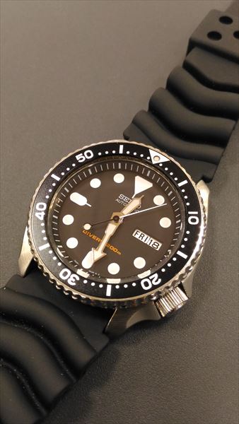 セイコー SKX007 (7s26-0020)。ブラックボーイの愛称で親しまれる