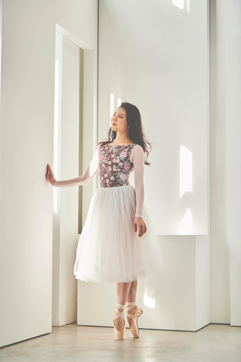 stina / type O square / antique flower brown