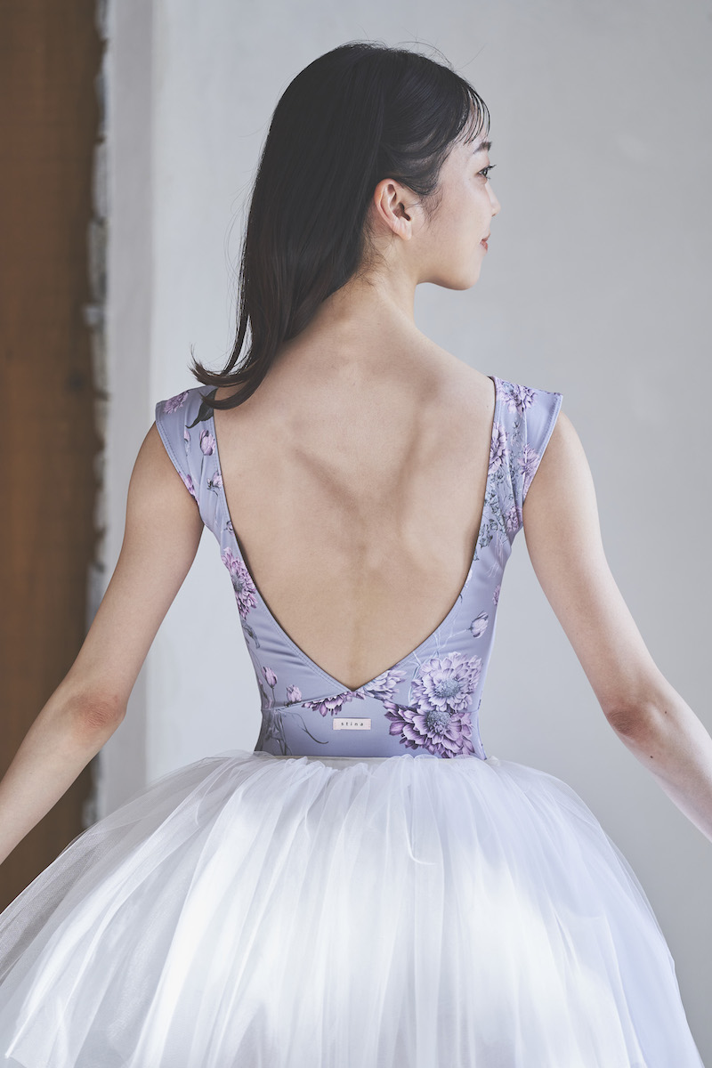 stina / type K boat neck / Dahlia imperialis silver gray