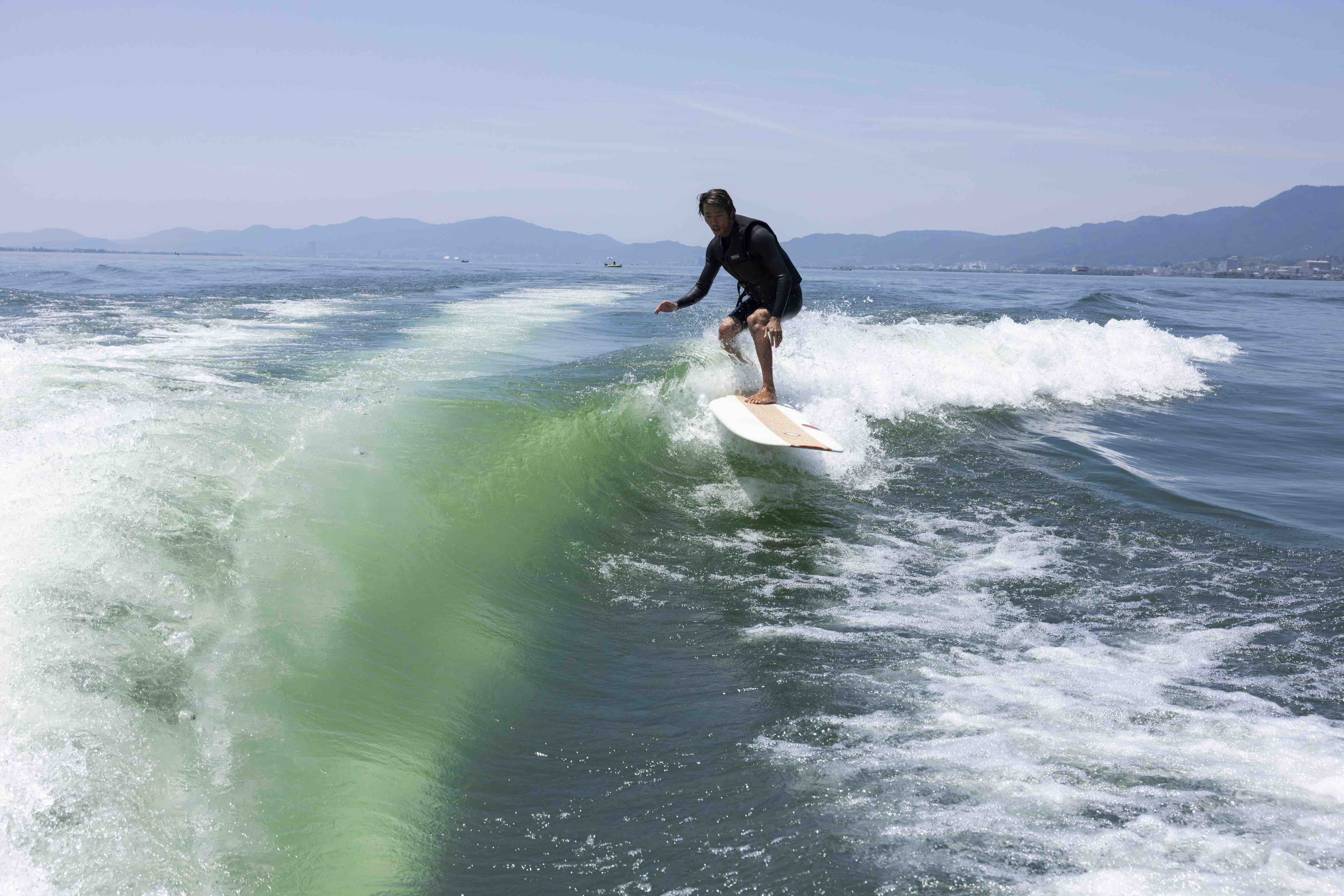 琵琶湖でブレイクする極上ウェイブ、 そこにはノーズライディングにも