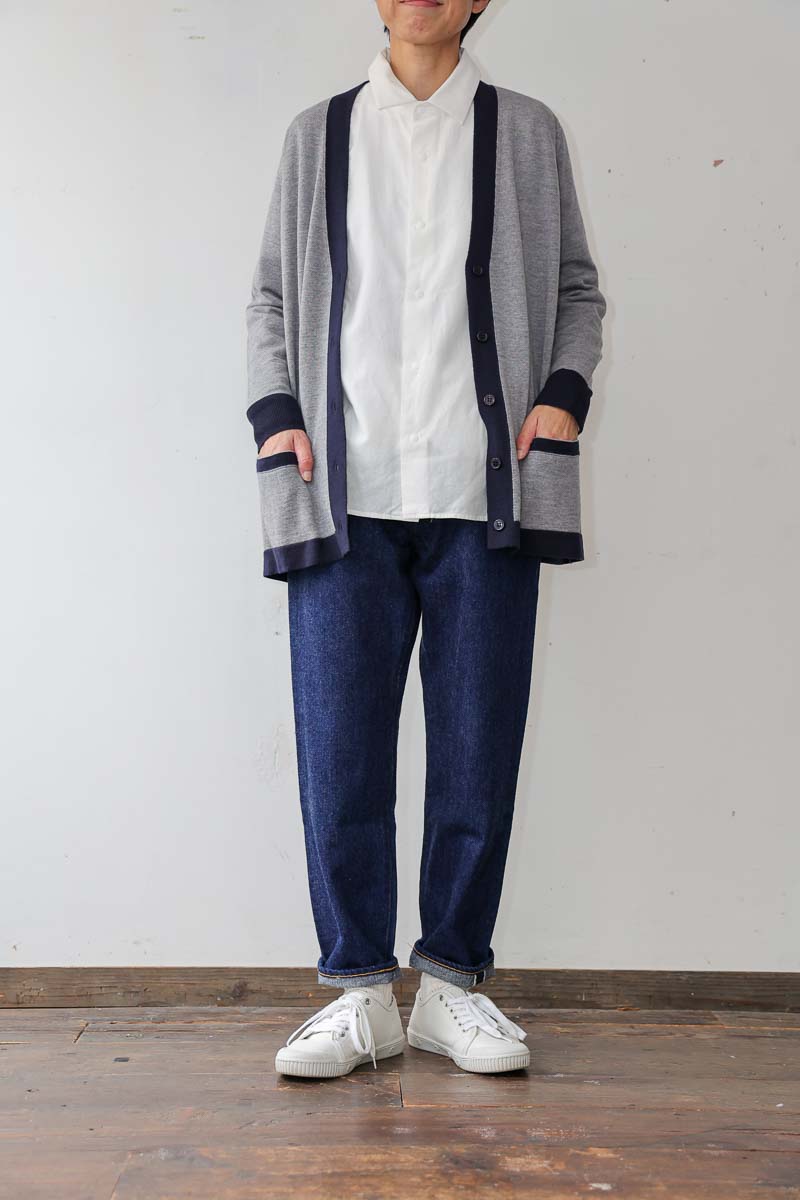 長く愛用したいJOHN SMEDLEYの上質ニット。バイカラー Vネック